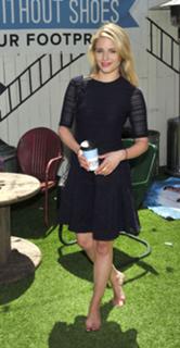 Dianna Agron feet photo thumbnail