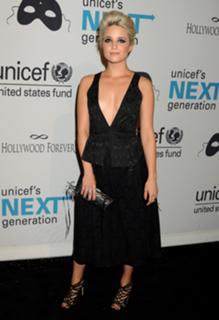 Dianna Agron feet photo thumbnail