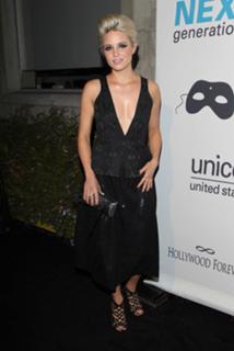 Dianna Agron feet photo thumbnail