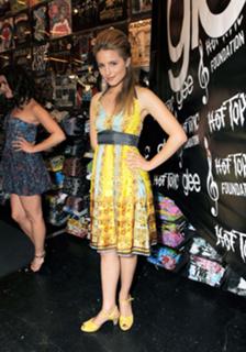 Dianna Agron feet photo thumbnail