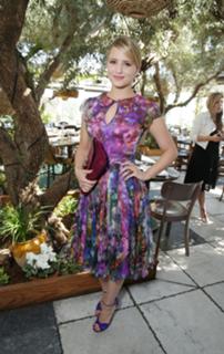 Dianna Agron feet photo thumbnail