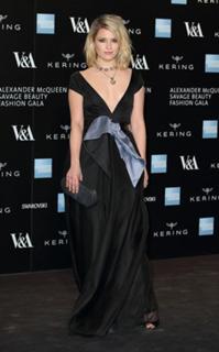 Dianna Agron feet photo thumbnail