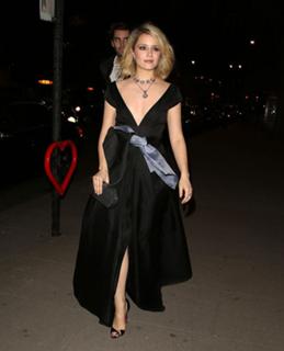 Dianna Agron feet photo thumbnail