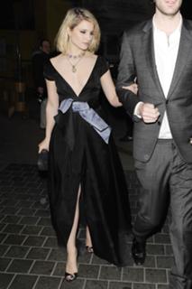 Dianna Agron feet photo thumbnail