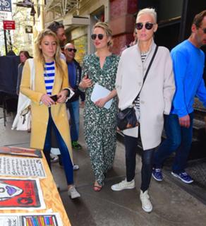 Dianna Agron feet photo thumbnail