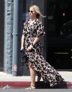 Dianna Agron feet photo thumbnail