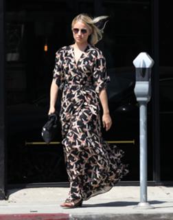 Dianna Agron feet photo thumbnail