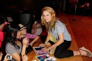 Dianna Agron feet photo thumbnail