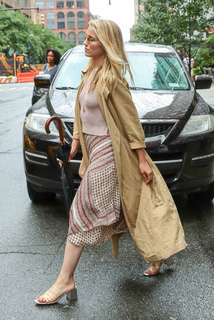 Dianna Agron feet photo thumbnail