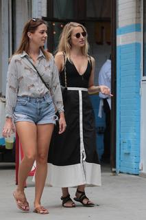 Dianna Agron feet photo thumbnail