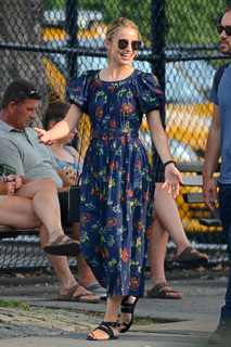 Dianna Agron feet photo thumbnail