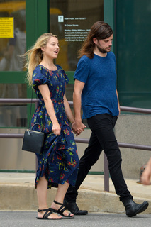 Dianna Agron feet photo thumbnail