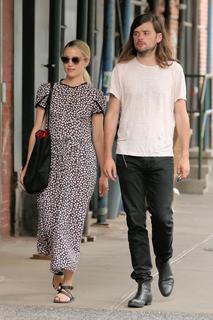 Dianna Agron feet photo thumbnail