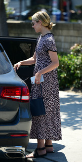 Dianna Agron feet photo thumbnail