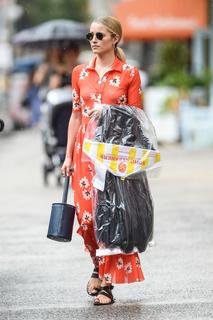 Dianna Agron feet photo thumbnail