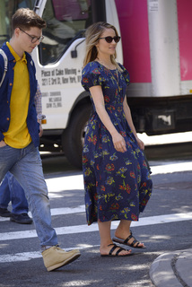Dianna Agron feet photo thumbnail