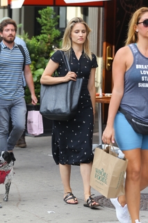 Dianna Agron feet photo thumbnail