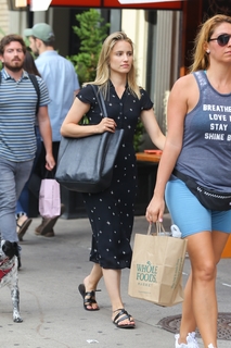 Dianna Agron feet photo thumbnail