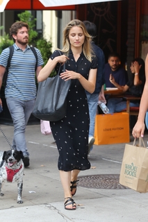 Dianna Agron feet photo thumbnail
