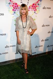 Dianna Agron feet photo thumbnail