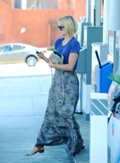 Dianna Agron feet photo thumbnail
