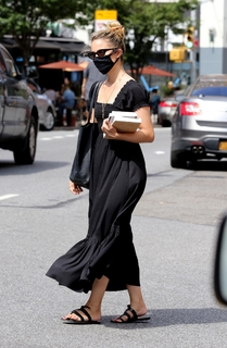 Dianna Agron feet photo thumbnail