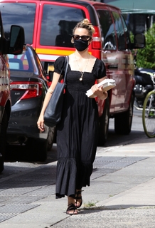 Dianna Agron feet photo thumbnail