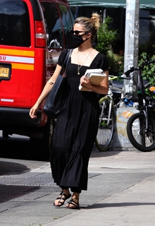 Dianna Agron feet photo thumbnail