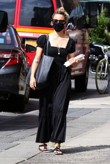 Dianna Agron feet photo thumbnail