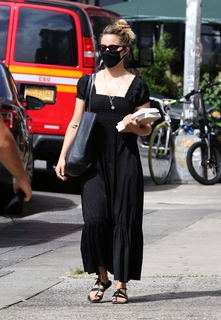 Dianna Agron feet photo thumbnail