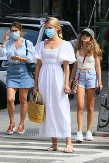 Dianna Agron feet photo thumbnail