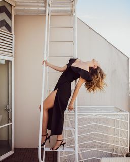 Dianna Agron feet photo thumbnail