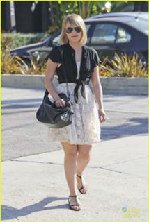 Dianna Agron feet photo thumbnail