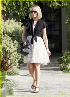 Dianna Agron feet photo thumbnail