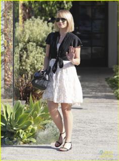 Dianna Agron feet photo thumbnail