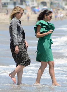 Dianna Agron feet photo thumbnail