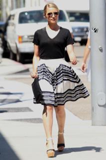 Dianna Agron feet photo thumbnail