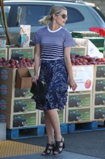 Dianna Agron feet photo thumbnail