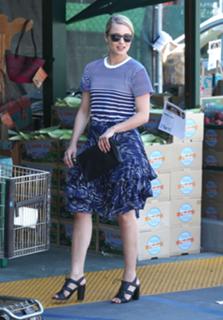 Dianna Agron feet photo thumbnail