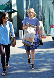 Dianna Agron feet photo thumbnail