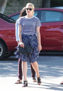 Dianna Agron feet photo thumbnail