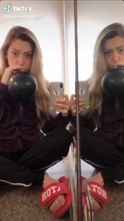 Dianna Cowern feet photo 4