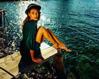 Dilan Çiçek Deniz feet photo thumbnail