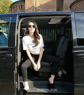 Dilraba Dilmurat feet photo thumbnail