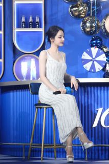 Dilraba Dilmurat feet photo 2