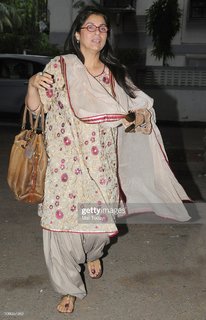 Dimple Kapadia feet photo 16