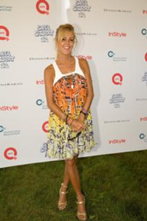 Dina Lohan feet photo 2
