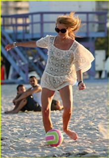 Dina Lohan feet photo 3