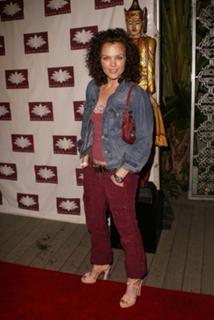 Dina Meyer feet photo thumbnail