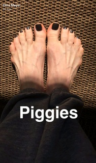 Dina Meyer feet photo thumbnail